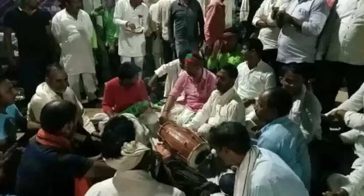 चन्दौली में सपा कार्यकर्ताओं का हरिकीर्तन और बाटी चोखा के साथ अनोखा धरना प्रदर्शन
