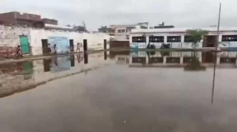 Chandauli News: सामान्य बारिश ने खोली चंदौली प्रशासन की पोल, तालाब बना विद्यालय, बीएसए ने कहा - जल्द होगा समस्या का निदान