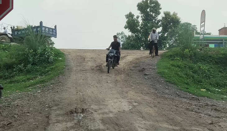 शाहपुर से आजाद चौराहा जाने वाले रास्ता पर खतरा उठा कर चलने पर मजबूर हैं ग्रामीण