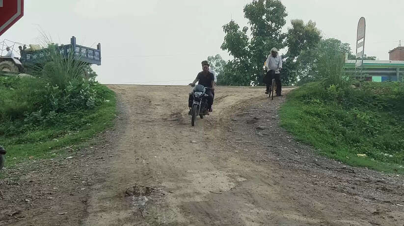 शाहपुर से आजाद चौराहा जाने वाले रास्ता पर खतरा उठा कर चलने पर मजबूर हैं ग्रामीण