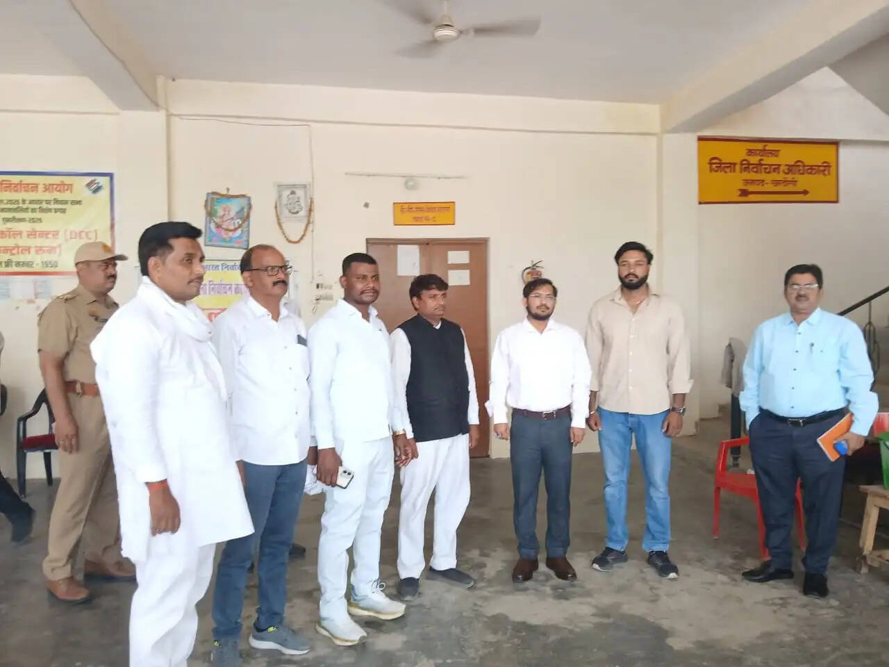 Chandauli News: ईवीएम वेयरहाउस का जिलाधिकारी ने किया मासिक निरीक्षण, सुरक्षा व्यवस्थाओं का लिया जायजा