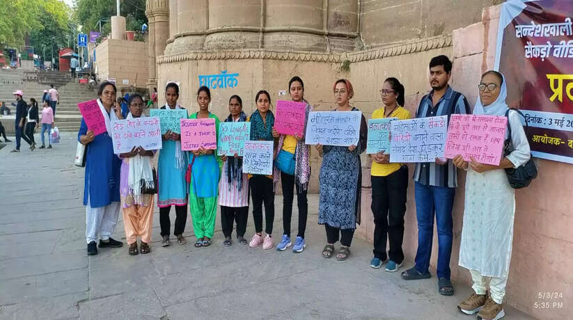 Varanasi News: बनारस के रीवा घाट पर विरोध प्रदर्शन आयोजित किया गया