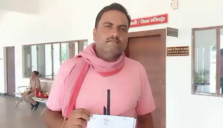 चंदौली। मुख्यालय क्षेत्र के केशवपुर ग्राम सभा में 11 हजार वोल्ट की हाईटेंशन विद्युत लाइन और बिजली का खंभा लंबे समय से जर्जर स्थिति में होने से ग्रामीणों में भय का माहौल है। ग्रामीणों का आरोप है कि करीब एक वर्ष से बिजली का खंभा झुका हुआ है, जिसके चलते हाईटेंशन तार खेत में नीचे लटककर गिर गया है। उन्होंने संभावित बड़े हा