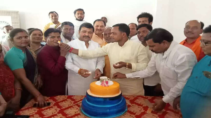 रोहनिया विधायक ने केक काटकर केंद्रीय मंत्री का हर्षोल्लास के साथ 41 वां जन्मदिन मनाया