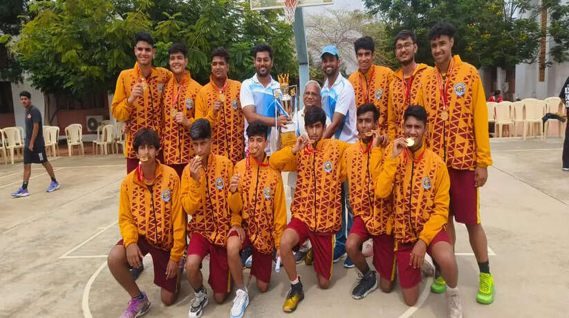 Varanasi News: बरेका बास्केटबॉल एकेडमी के उभरते खिलाड़ी मीत यदुवंशी ने तमिलनाडु में जीता स्वर्ण