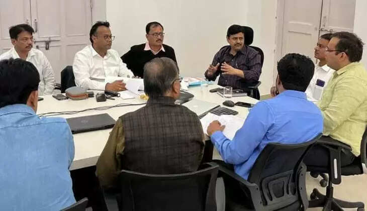 Meeting of the Divisional Commissioner under the door-to-door eye test and awareness campaign in Varanasi