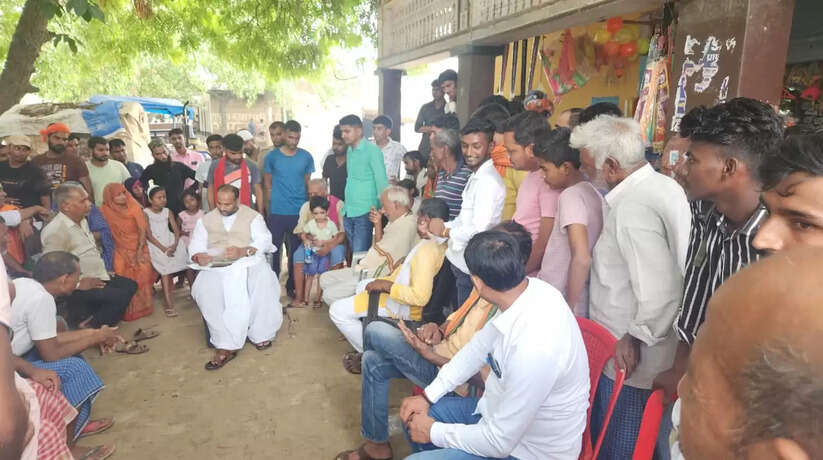 चन्दौली जिला प्रशासन और PWD विभाग पर लगा गंभीर आरोप, बिना नोटिस व मुआवजा के तोड़ा जा रहा लोगों का घर