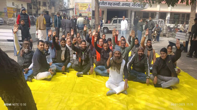 जबरन गिरफ्तारी की कार्रवाई पर रोक लगाने के लिए लेखपाल और कानूनगो का धरना प्रदर्शन