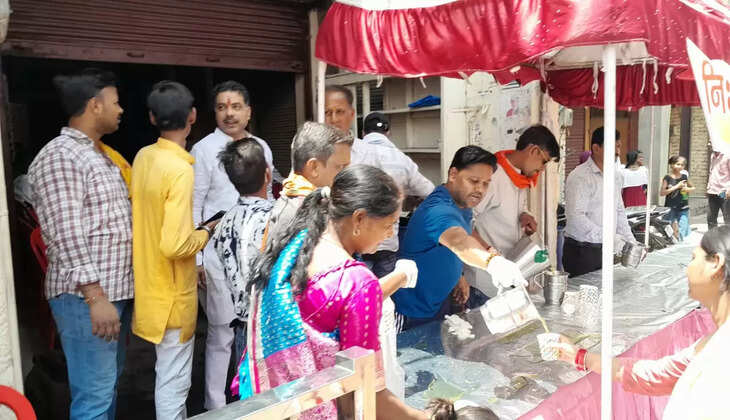 Varanasi News: नरेंद्र&nbsp;मोदी को तीसरी बार प्रधानमंत्री बनने पर&nbsp;विशेश्वरगंज भैरवनाथ व्यापार मंडल द्वारा&nbsp;निशुल्क शरबत वितरण का कार्यक्रम आयोजित किया गया