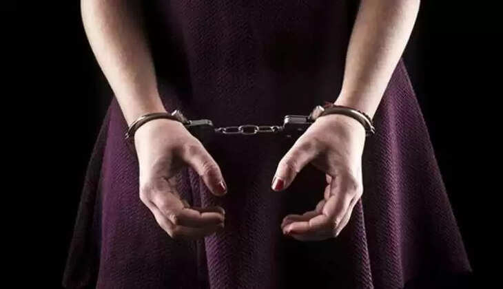 रिपोर्ट के मुताबिक, इस मामले में भारतीय संहिता और POCSO की धाराओ 326, 354 (B), 504 के तहत केस दर्ज किया गया है। पुलिस के मुताबिक, ऐक्ट्रेस को पता था कि बच्ची नाबालिग है, इसके बावजूद उन्होंने उसे काम पर रखा, ये अपने आप में एक गंभीर आरोप है। ऐक्ट्रेस फिलहाल पुलिस की कस्टडी में हैं। 