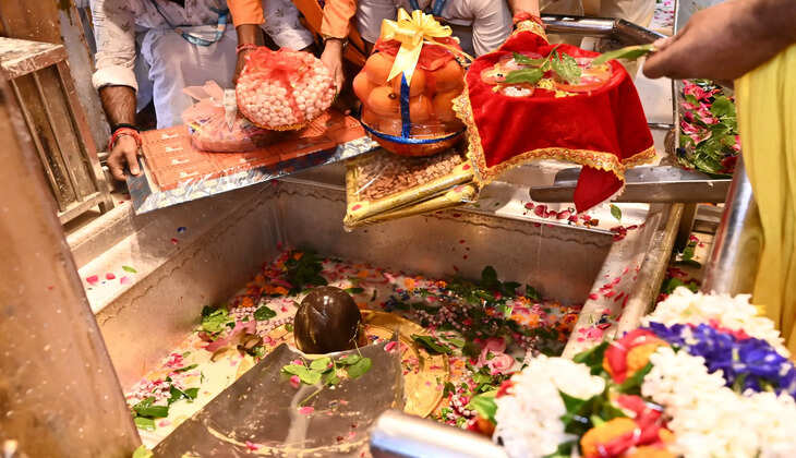 काशी से मथुरा तक गूंजी भक्ति, बाबा विश्वनाथ ने लड्डू गोपाल को भेजा उपहार