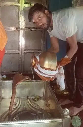 जलाभिषेक यात्रा यहीं नहीं रुकी। श्रद्धालुओं ने महामृत्युंजय मंदिर, ओंकारेश्वर मंदिर, लाट भैरव मंदिर और सारंगनाथ मंदिर में भी भगवान शिव का जलाभिषेक किया। यात्रा के दौरान श्रद्धालु गंगाजल की कलश लेकर शिवभक्ति में लीन दिखाई दिए। कई स्थानों पर स्थानीय लोगों ने पुष्पवर्षा कर उनका स्वागत किया।