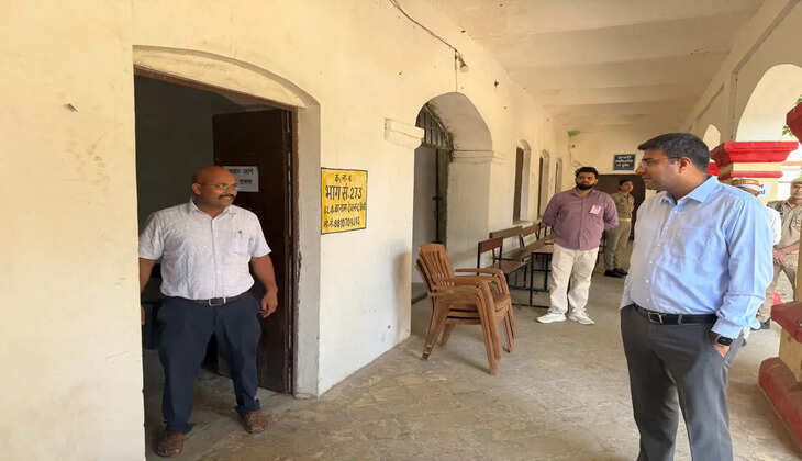 शिक्षक एमएलसी चुनाव: गोरखपुर में कड़ी सुरक्षा के बीच मतदान, डीएम दीपक मीणा ने परखी व्यवस्था