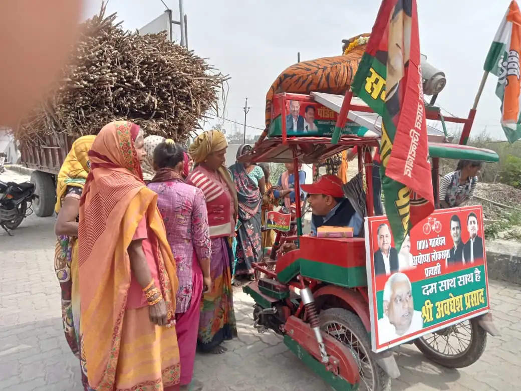 Ayodhya News: लड्डू के साथ PDA इंडिया गठबंधन का गांव गांव जश्न