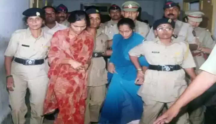बॉम्बे हाईकोर्ट ने सोमवार को महाराष्ट्र की दो सीरियल किलर बहनों की मौत की सजा को उम्रकैद में बदल दिया। हत्यारी बहनों रेणुका शिंदे और सीमा गवित का भयानक कृत्य तीन दशक के बाद एक बार फिर लोगों के सामने आया। तीन दशक पहले यह केस बहुत चर्चा का विषय बना था। दोनों बहनों ने 14 बच्चों का किडनैप किया, 9 बच्चों की हत्या की।  कोल्हापुर में अंजना गवित की बेटी रेणुका हुई तो उसके पति ने उसे छोड़ दिया। उसने मोहन नाम के शख्स से शादी की लेकिन सीमा के पैदा होने के बाद मोहन ने प्रतिमा नाम की दूसरी महिला से शादी कर दी। अंजना दोनों बेटियों के साथ मिलकर चोरियां करने लगी।&nbsp;सीमा और रेणुका अपनी मां अंजना गावित के साथ भीड़-भाड़ वाले पब्लिक प्लेस, धार्मिक स्थानों पर छोटी-मोटी चोरी और चेन-स्नैचिंग करते थे। जेबें काटते और पर्स चोरी करते थे।  बच्चों को यूज करने का ऐसे आया आइडिया   ऐसी ही घटना में, रेणुका शिंदे एक मंदिर में महिला को लूटने की कोशिश करते हुए पकड़ी गई थी। चूंकि उसके साथ एक साल का बच्चा था, इसलिए वह भीड़ के प्रकोप से बच गई। यहां से उसके नए अपराध की शुरुआत हुई। रेणुका को लगा कि अगर वह अपराध करते समय पकड़ी जाती है तो बच्चों की आड़ में वह बच सकती है। इसके अलावा बच्चों से अपराध कराए जा सकते हैं।  1990-1996 तक मां-बेटियों की तिकड़ी ने तीन दर्जन से अधिक बच्चों का अपहरण किया। बच्चों में ज्यादातर शिशु और 12 साल से कम उम्र के बच्चे थे। तीनों बच्चों को भीख मांगने, चोरी करने में लगाते थे। बच्चों को आधा पेट खाना दिया जाता था। यह सुनिश्चित किया जाता था कि वे भाग न पाएं। तीनों के खिलाफ 125 से अधिक केस दर्ज किए गए।  दोनों बहनों ने 1990 से लेकर 1996 तक 40 से ज्यादा बच्चों का किडनैप किया। इस बच्चों में से पुलिस ने संतोष, बंटी, स्वाति, गुड्डू, मीना, राजा, श्रद्धा, क्रांति, गौरी और पंकज के अपहरण साबित किया। इसके अलावा सिर्फ संतोष, श्रद्धा, गौरी, पंकज और अंजलि की नृशंस हत्याएं साबित हुईं।तीनों ने एक 18 महीने के लड़के की हत्या की। उन्होंने उसके सिर को एक बस स्टैंड पर लोहे की छड़ पर बार-बार पटका और उसकी हत्या कर दी। उसके बाद तीनों खूब हंसे और वड़ा पाव खाया। उन्होंने एक और ढाई साल की बच्ची को मार डाला, उसके शरीर को एक बैग में भर दिया। इस बैग को लेकर सिनेमा हॉल में पिक्चर देखने गए और लौटते समय रास्ते में उसका शव फेंक दिया। एक साल के लड़के का सिर सड़क पर पटक-पटकर मारा। एक अन्य बच्चे के शरीर में 42 घाव किए। उन्होंने लगभग 4 साल के एक अन्य बच्चे के शरीर में घाव कर- करके डिजाइन बनाए।  1996 में अंजना ने रेणुका और सीमा के साथ मिलकर अपने पूर्व पति मोहन और प्रतिमा की बेटी की हत्या की। इस हत्या के बाद उन्होंने मोहन और प्रतिमा की दूसरी बेटी को मारने की प्लांगि की। इसकी भनक प्रतिमा को लग गई तो उसने पुलिस को सूचना दी, जिसके बाद अंजना, रेणुका और सीमा को गिरफ्तार किया गया। उनके घर में छापे मारे गए तो कई बच्चों के कपड़े और खिलौने मिले। रेणुका का पति किरण भी मोहन और प्रतिमा की बेटी की हत्या में शामिल था लेकिन वह सरकारी गवाह बनाया गया। कोल्हापुर पुलिस ने आखिरकार सनसनीखेज मामले का पर्दाफाश किया।  &nbsp;  पुलिस साबित कर पाई 5 हत्याएं ही  शुरुआत में तीनों ने चुप्पी साधी लेकिन किरण के बयान के बाद, रेणुका ने 40 से अधिक अपहरण और हत्याओं के भयानक विवरणों का खुलासा किया। हालांकि पुलिस आखिर में 13 अपहरण और 5 हत्याओं को ही साबित कर सकी। गिरफ्तारी के एक साल बाद, मुकदमे की सुनवाई के दौरान अंजना की जेल में मृत्यु हो गई।  कई बच्चों के अपहरण और इन सनसनीखेज हत्याओं की श्रृंखला ने कोल्हापुर और आसपास के इलाकों को वर्षों तक आतंकित कर दिया। एक वरिष्ठ ने घटना को याद करते हुए बताया कि जब हमारे बच्चे स्कूल या ट्यूशन या बगीचों या खेल के मैदानों में जाते थे तो हम चिंतित होते थे। हम यह सुनिश्चित करते थे कि उनके साथ एक वयस्क भी हो, जो उन पर नजर रखता था। बच्चों को शाम के बाद अकेले बाहर निकलने से पूरी तरह से रोक दिया गया था।.हिला देगी किलर बहनों की कहानी