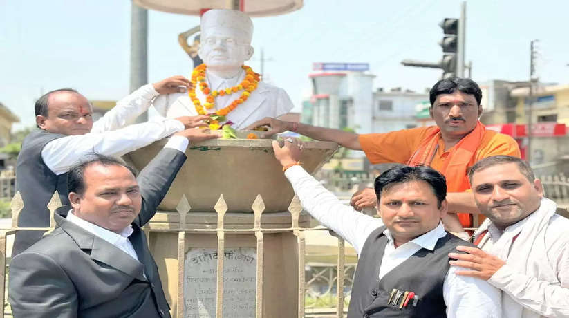Ayodhya News: वीर सावरकर की 141वीं जयन्ती पर हिन्दू महासभा ने किया नमन सावरकर घोषित हो राष्ट्रपिता, मिले भारत रत्न सम्मान