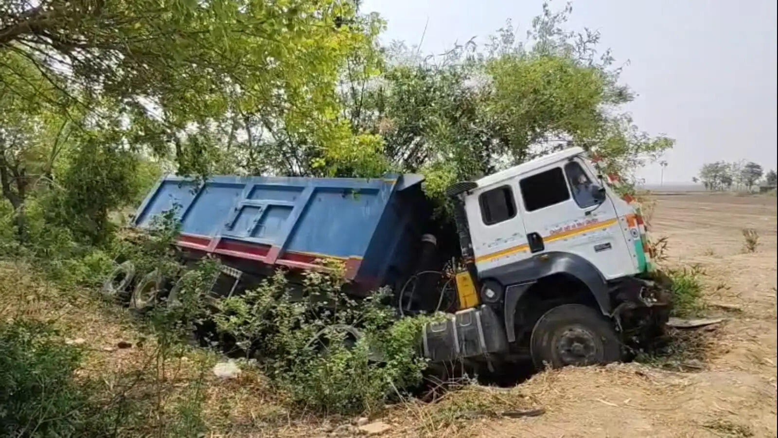 जानकारी के अनुसार, अहरौरा से माझी घाट की ओर पत्थर लादकर जा रहा ट्रक जेवरीयाबाद गांव के समीप सामने से आ रहे वाहन को बचाने के प्रयास में अनियंत्रित होकर पलट गया। हादसा रात करीब 9:40 बजे हुआ। ट्रक चालक विवेक कुमार यादव सुरक्षित बच गए और उन्हें कोई गंभीर चोट नहीं आई।