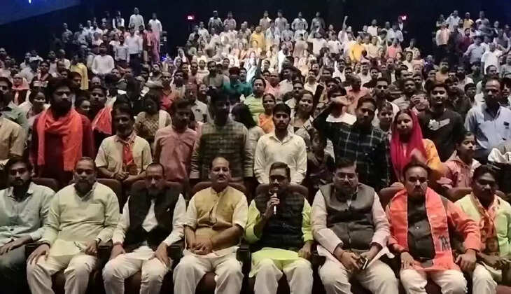 वाराणसी में दक्षिणी विधायक के नेतृत्व में कार्यकर्ताओं ने देखी "द साबरमती रिपोर्ट"