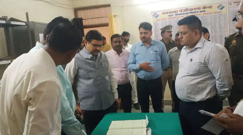Chanduali News: कोई भी मतदाता मतदान से वंचित न हो इसके लिए सभी राजनैतिक पार्टी समन्वय बनाकर करें कार्य मंडलायुक्त