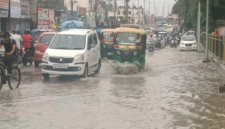 गोरखपुर में लगातार हो रही मूसलाधार बारिश से शहर के कई इलाके जलमग्न हो गए हैं। अंडरपास में पानी भरने से यातायात प्रभावित है, जबकि राप्ती कॉम्प्लेक्स की 200 से अधिक दुकानों में पानी घुसने से व्यापारियों को भारी नुकसान हुआ है।