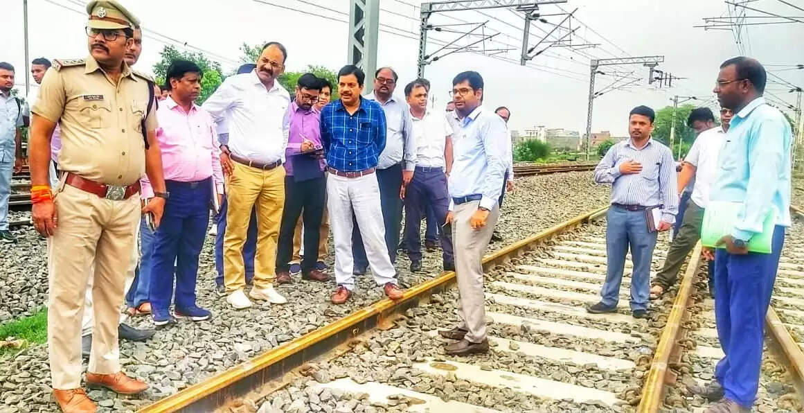 Varanasi News: पूर्वोत्तर रेलवे के अपर महाप्रबन्धक  दिनेश कुमार सिंह  ने आज गोरखपुर-छपरा  खण्ड का विण्डो ट्रेलिंग, छपरा  स्टेशन एवं यार्ड का  निरीक्षण किया