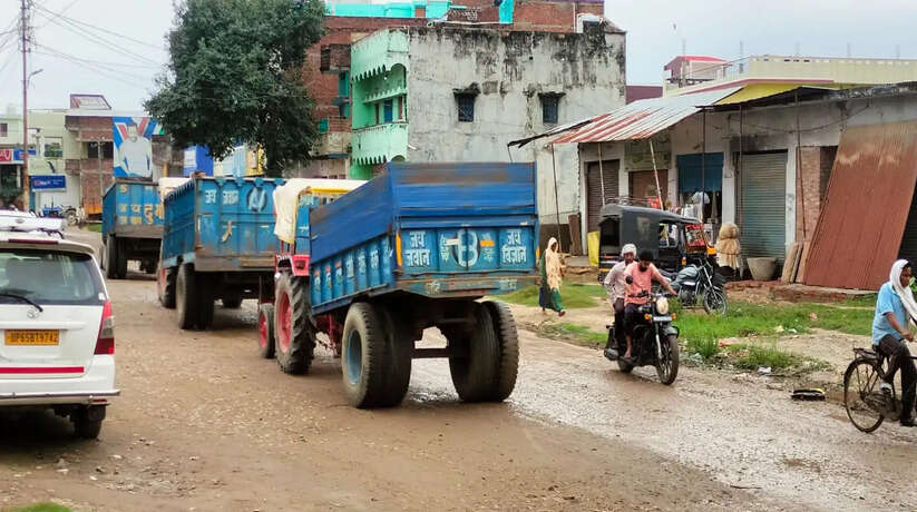 Chanduali News: सड़को पर धड़ल्ले से दौड़ रहे ओवरलोड बालू लदे बोगा ट्रैक्टर, जिम्मेदार मौन