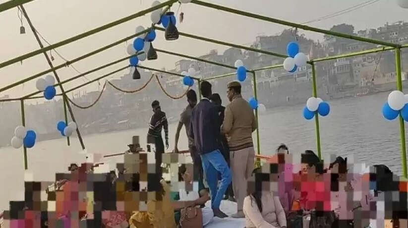 बजड़े में लोग डीजे पर डांस करते दिखाई दिये हैं। शुक्रवार को मणिकर्णिका घाट के सामने गंगा में तीन बजड़े आपस में रस्सियों से जुड़े हुए थे, इसमें लगभग सैलानी 100 से ज्यादा महिलाएं और पुरुष सवार थे। सूचना पाकर पहुंची पुलिस ने नाविकों की पहचान राकेश सहनी, बाबू, अंकुर, रामविलास के रूप में की है। सभी नाविकों पर पुलिस ने मुकदमा दर्ज किया है।