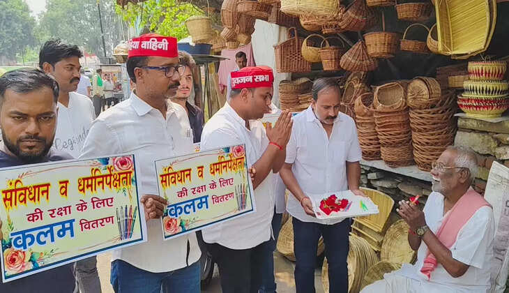 वाराणसी के संविधान की रक्षा के लिए सपा नेताओं ने आमजन में बांटा&nbsp;गुलाब का फूल