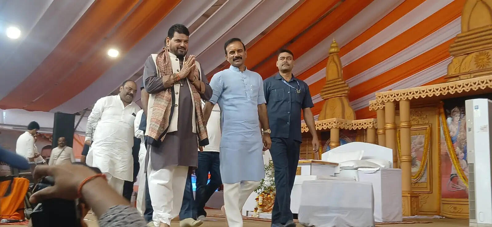बृजभूषण शरण सिंह और संजय निषाद पहुंचे श्रीराम कथा में, हेलीकॉप्टर देखने जुटे हजारों लोग