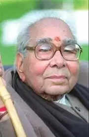 Pandit Kamlapati Tripathi, Kamlapati Tripathi birth anniversary, Kamlapati Tripathi political career, Kamlapati Tripathi Chief Minister of Uttar Pradesh, Kamlapati Tripathi police revolt 1973, Kamlapati Tripathi Prime Minister proposal, Congress senior leader Kamlapati Tripathi, Indian freedom fighters from Uttar Pradesh, Kamlapati Tripathi literary works, Politics of sacrifice in India, Indira Gandhi and Kamlapati Tripathi, History of Uttar Pradesh politics