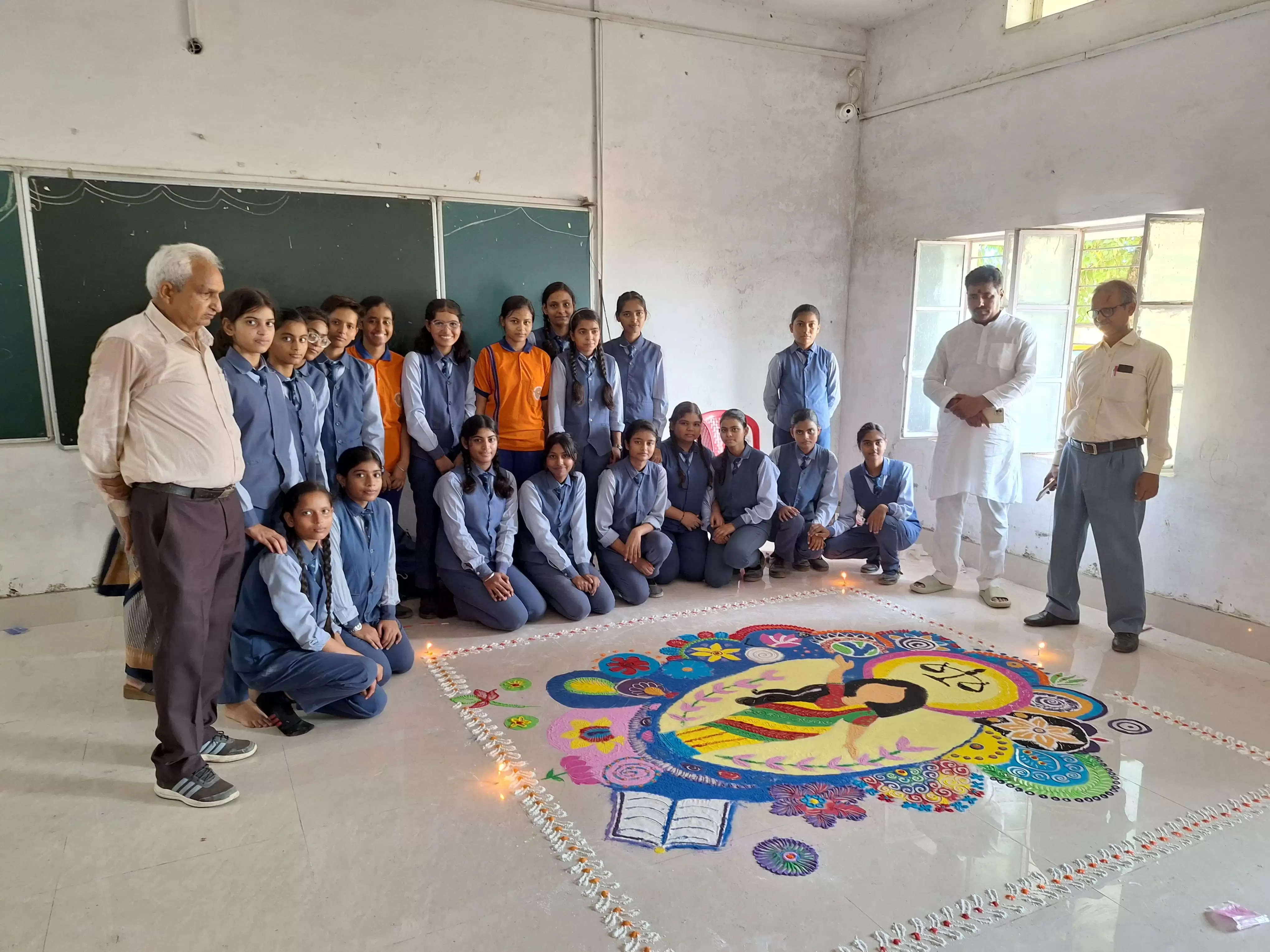 यूनिवर्सल पब्लिक स्कूल में रंगोली व कला प्रतियोगिता में बच्चों ने दिखाई प्रतिभा