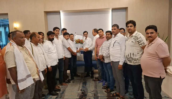 ईंट भट्ठा संचालकों की मांग पूरी होने पर एसोसिएशन ने चेयरमैन आर.पी. सिंह को किया सम्मानित