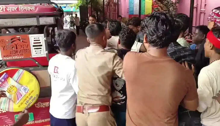 वाराणसी में पोस्टमार्टम को लेकर हंगामा, पुलिस से झड़प के बाद शव लेकर फरार हुए परिजन