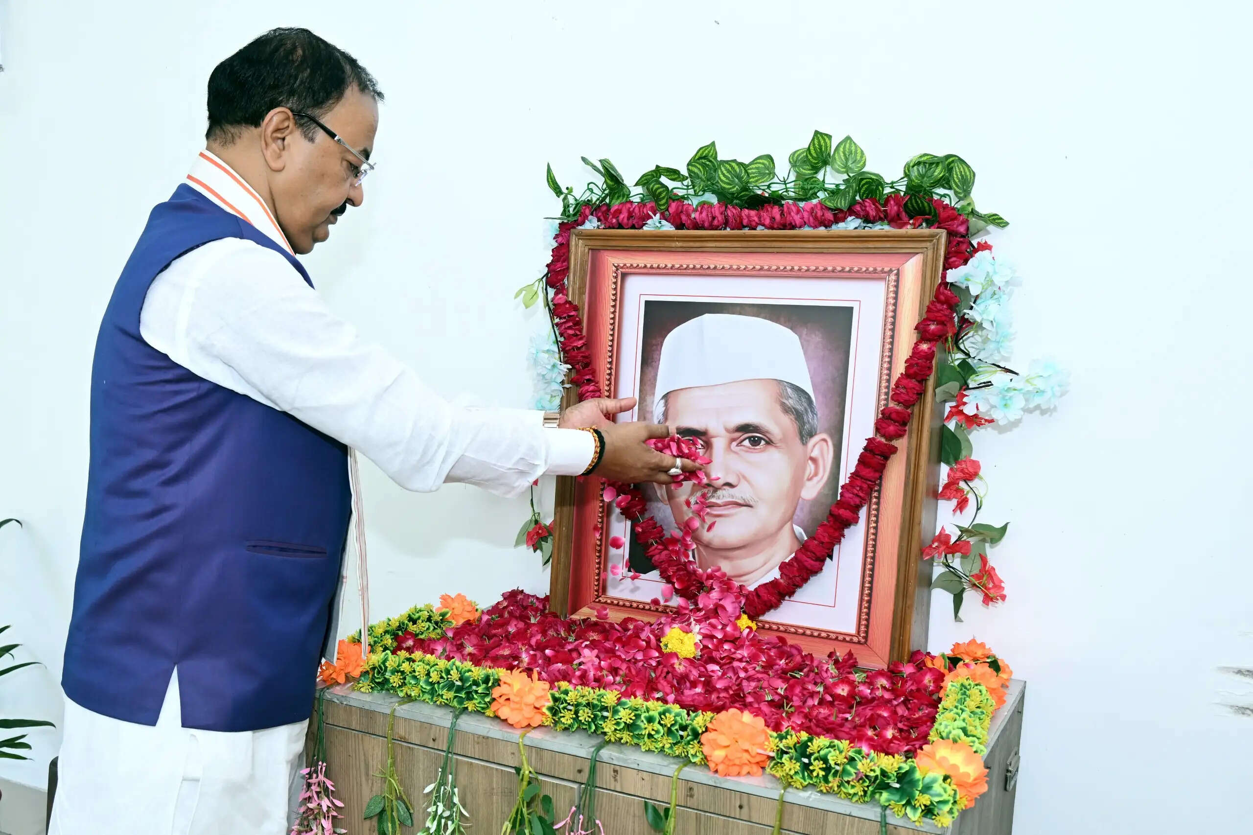 वहीं, लाल बहादुर शास्त्री को याद करते हुए उन्होंने कहा कि शास्त्री जी ने ‘जय जवान-जय किसान’ का नारा देकर देश के जवानों और किसानों के सम्मान को नई मजबूती दी। उनका सादगीपूर्ण जीवन आज भी सभी के लिए अनुकरणीय है। मौर्य ने कहा कि गांधी जी और शास्त्री जी के विचार राष्ट्र सेवा, सादगी और जनकल्याण की प्रेरणा देते रहेंगे।