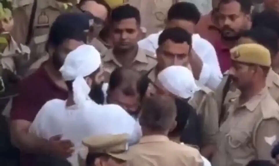 अबान को सुपुर्द-ए-खाक करने के बाद अली और उमर ने करीब एक घंटे तक अपने भाई अहजम और बुआ के साथ बातचीत की। इस दौरान परिवार के सदस्य लगातार भावुक नजर आए।