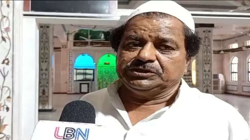 Varanasi News: ईद उल जुहा के पर्व को बड़े हर्ष उल्लास के साथ मनाया गया, मुस्लिम समुदाय के लोगो ने आपसी भाई चारे को बनाए रखने के लिए दुवा की