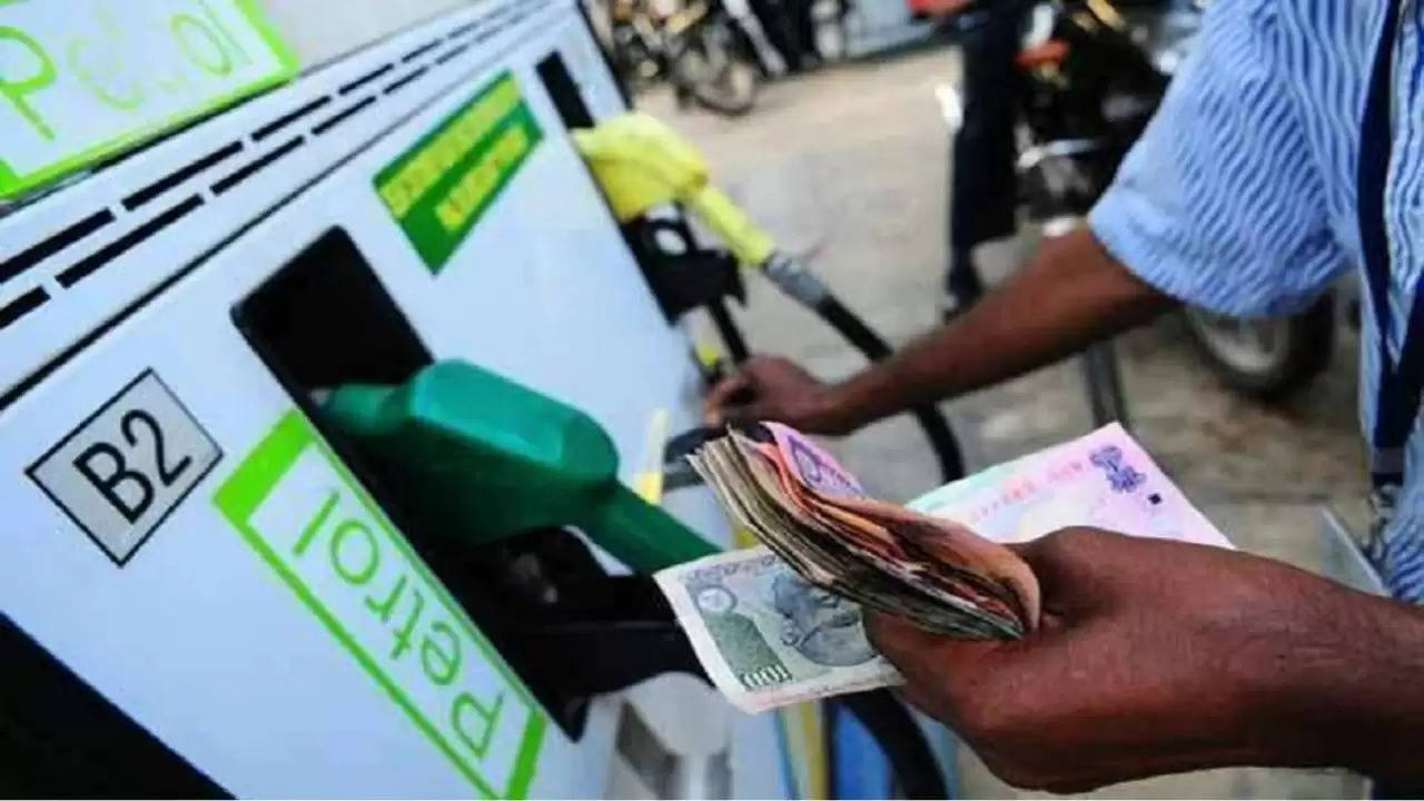 UP Petrol Diesel Price Today: लखनऊ, कानपुर, वाराणसी, गोरखपुर, आगरा, मेरठ, प्रयागराज, बरेली में पेट्रोल डीजल सस्ता, यूपी में आज तेल के दाम