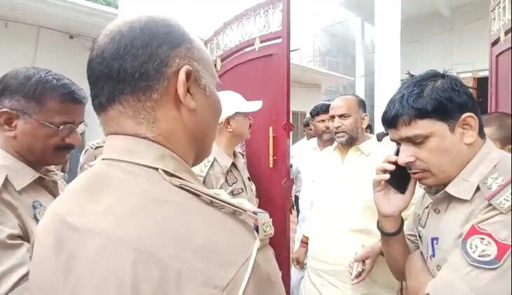 चंदौली में पूर्व विधायक और सपा राष्ट्रीय सचिव मनोज सिंह डब्लू को अमड़ा पावर हाउस घेराव से पहले पुलिस ने हाउस अरेस्ट किया। बिजली कटौती और किसानों की समस्याओं को लेकर प्रदर्शन की तैयारी थी।
