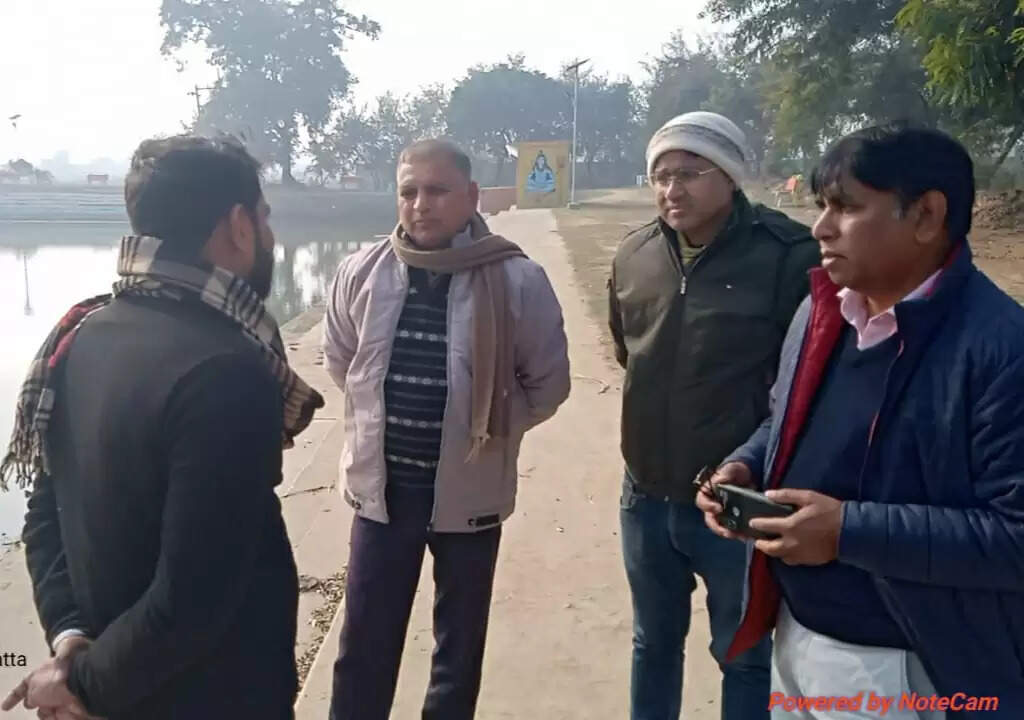 Chandauli News: उप निदेशक मत्स्य वाराणसी अनिल कुमार ने चन्दौली में ग्राम सभा के तालाब में हो रहे मत्स्य पालन कार्य का किया निरीक्षण