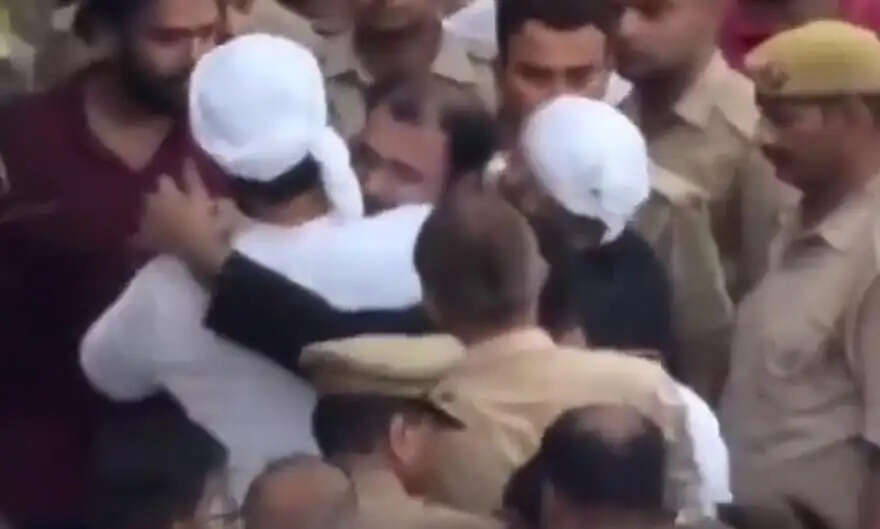 बताया गया कि इस दौरान परिवार के सदस्यों और वहां मौजूद लोगों की आंखें भी नम हो गईं। माहौल बेहद गमगीन हो गया और लोग कुरआन की सूरह पढ़ने लगे। इसके बाद फातेहा पढ़ी गई।