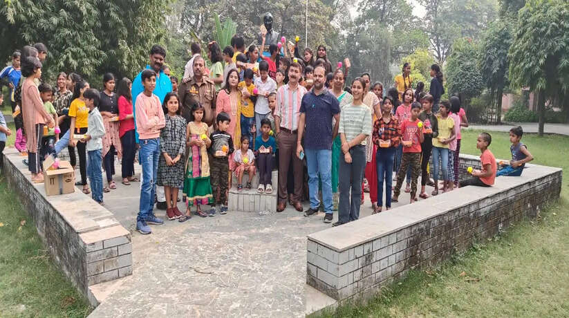 Varanasi News: दीपावली पर जरूरतमंद बच्चों को प्रभारी निरीक्षक ने बांटा मिठाई व खिलौना