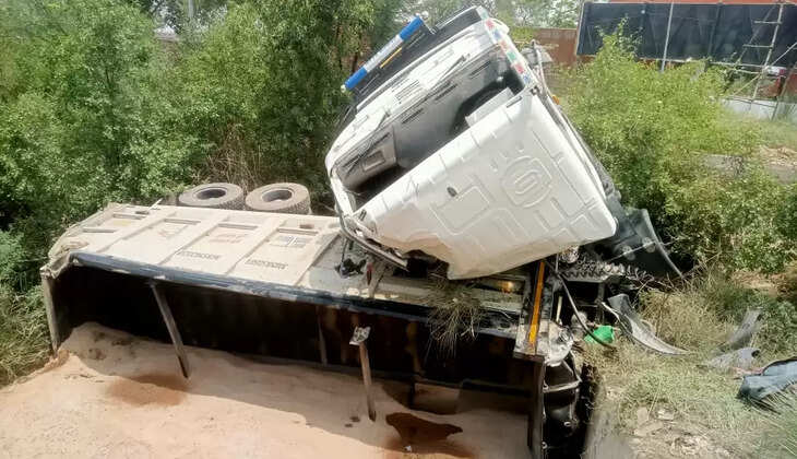 Varanasi News:&nbsp;अनियंत्रित डंपर पुलिया से टकराकर पलटा, दो गंभीर रूप से घायल