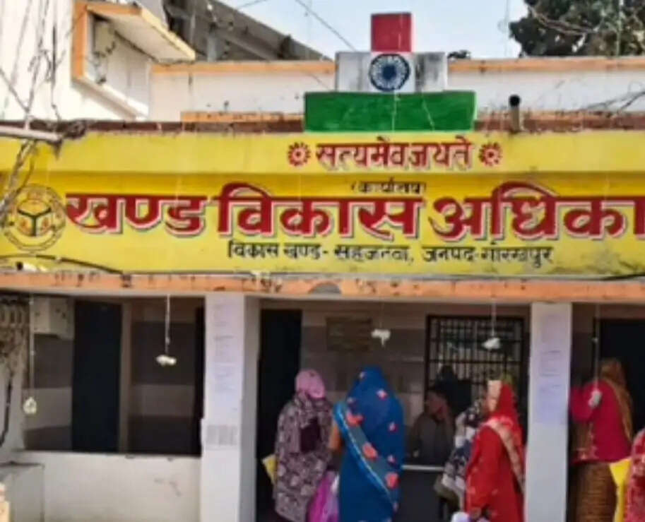 सेवा समाधान शिविर में एडीओ की जगह मिला सफाईकर्मी, एसडीएम ने लगाई फटकार