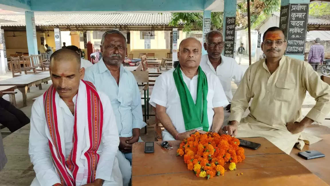 Ayodhya News: प्रेस वार्ता करते रालोद प्रदेश उपाध्यक्ष विश्वबेष नाथ मिश्रा