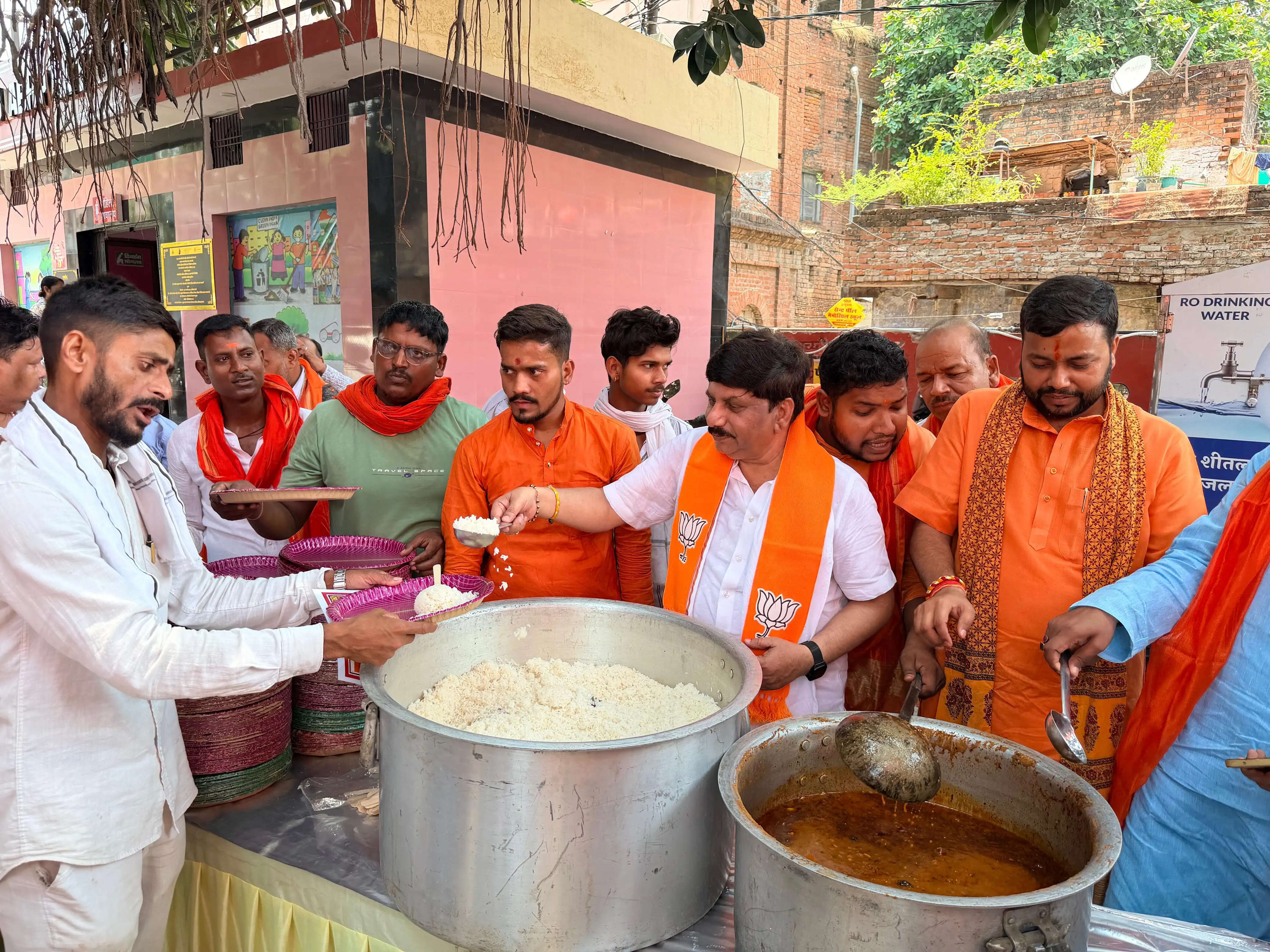 &nbsp;वाराणसी में रक्तदान का नया रिकॉर्ड, योगी के जन्मदिवस पर 440 यूनिट रक्तदान