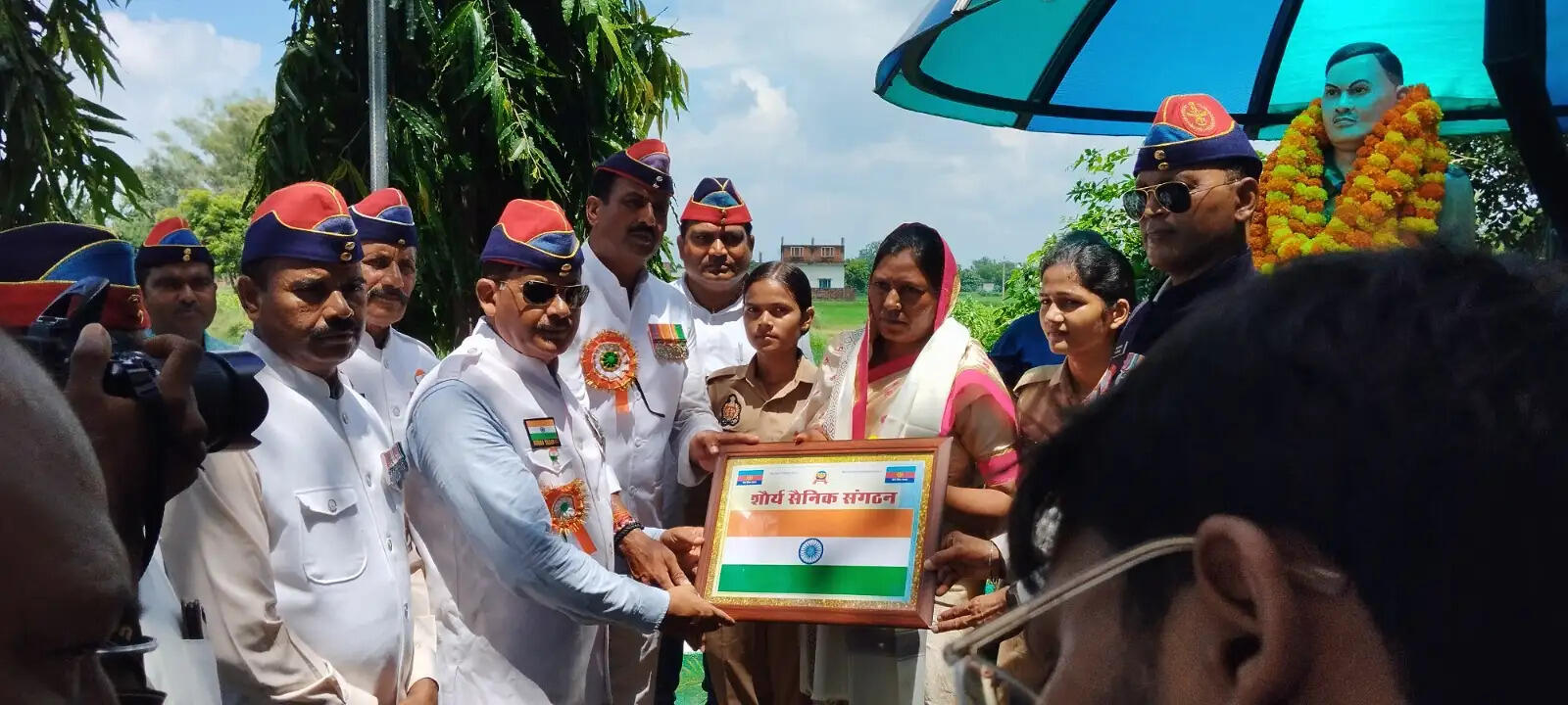 कार्यक्रम के दौरान अमर शहीद कुलदीप फाउंडेशन की ओर से चंदौली सहित आसपास के क्षेत्रों से पहुंचे स्वतंत्रता संग्राम सेनानियों और देश के लिए बलिदान देने वाले शहीदों के परिजनों को अंगवस्त्रम देकर सम्मानित किया गया।