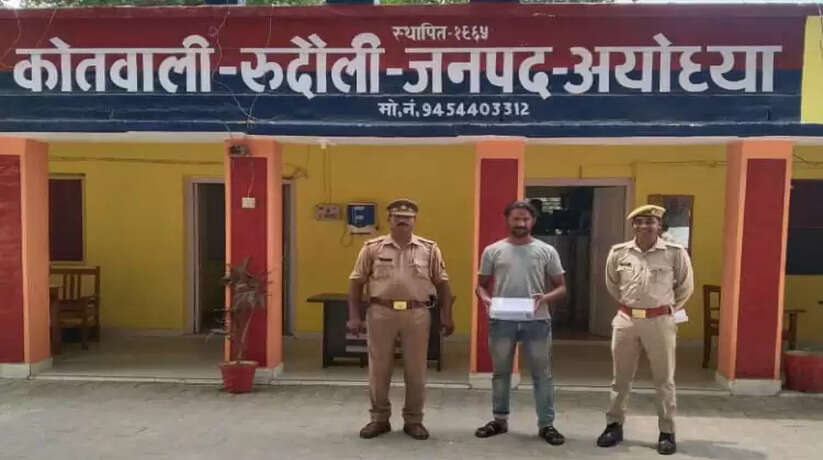 गैंगेस्टर एक्ट में वांछित अभियुक्त एक देशी तमंचा व कारतूस के साथ गिरफ्तार