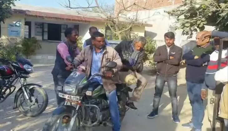 Raebareli News: अज्ञात वाहन की टक्कर से लंगूर घायल, ग्रामीणों ने घायल लंगूर&nbsp;को पशु चिकित्सालय पहुंचाया