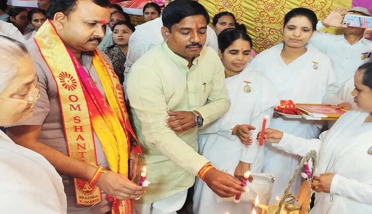 सहजनवां में चैतन्य देवियों की झांकी का शुभारंभ, विधायक प्रदीप शुक्ला ने किया उद्घाटन