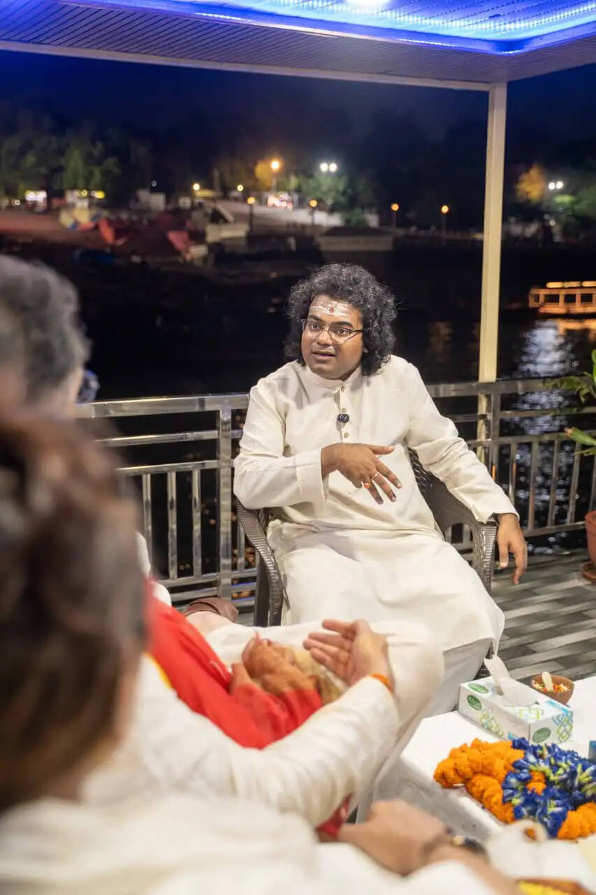 वाराणसी प्रवास के दौरान अभिनेता ने शहर के पीली कोठी स्थित एक हैंडलूम शोरूम का भी दौरा किया। वहां उन्होंने बनारसी साड़ियों की पारंपरिक बुनाई की प्रक्रिया को देखा और स्थानीय बुनकरों के कौशल की सराहना की। उन्होंने कहा कि बनारस की कला, संस्कृति और आध्यात्मिक वातावरण देश ही नहीं, दुनिया भर के लोगों को आकर्षित करता है।
